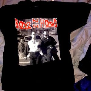 Nice black T-shirt to wear with a black pair of jeans